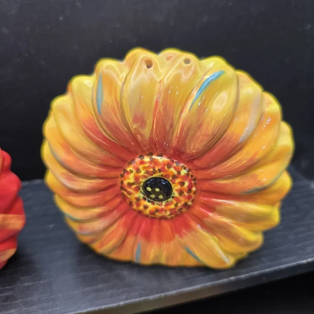 Clay Art Sunflower Salt And Pepper  Shakers And Trivet‎